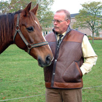 model met bodywarmer